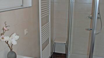 Dusche, Haartrockner, Handtücher