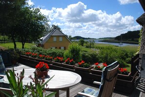 Unclassified image, 2 of 21, button - Ferienappartement Having - Holiday apartments under a thatched roof with lake view (Sellin)
