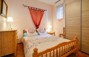 1 bedroom, travel crib