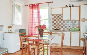 Fridge, microwave, stovetop, coffee/tea maker - Beautiful apartment in Zonza (Zonza)