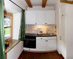 雪櫃、微波爐、焗爐、高腳椅