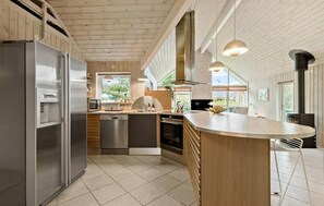 Kühlschrank, Ofen, Geschirrspüler, Wasserkocher mit Kaffee-/Teezubehör