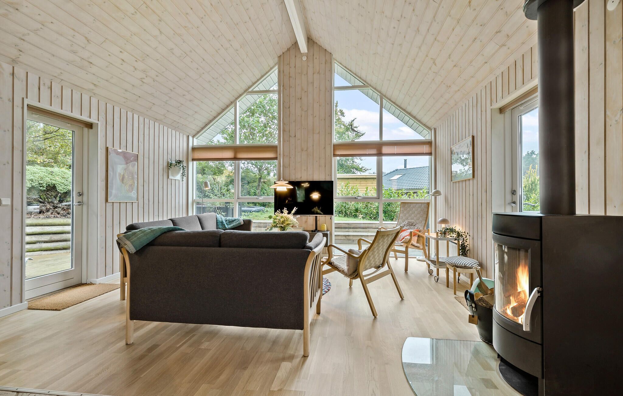 Smart TV, fireplace, DVD player