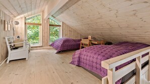 A cozy attic bedroom with two beds, a desk, and a chair. - Beautiful home in Ebeltoft with WiFi (Ebeltoft)