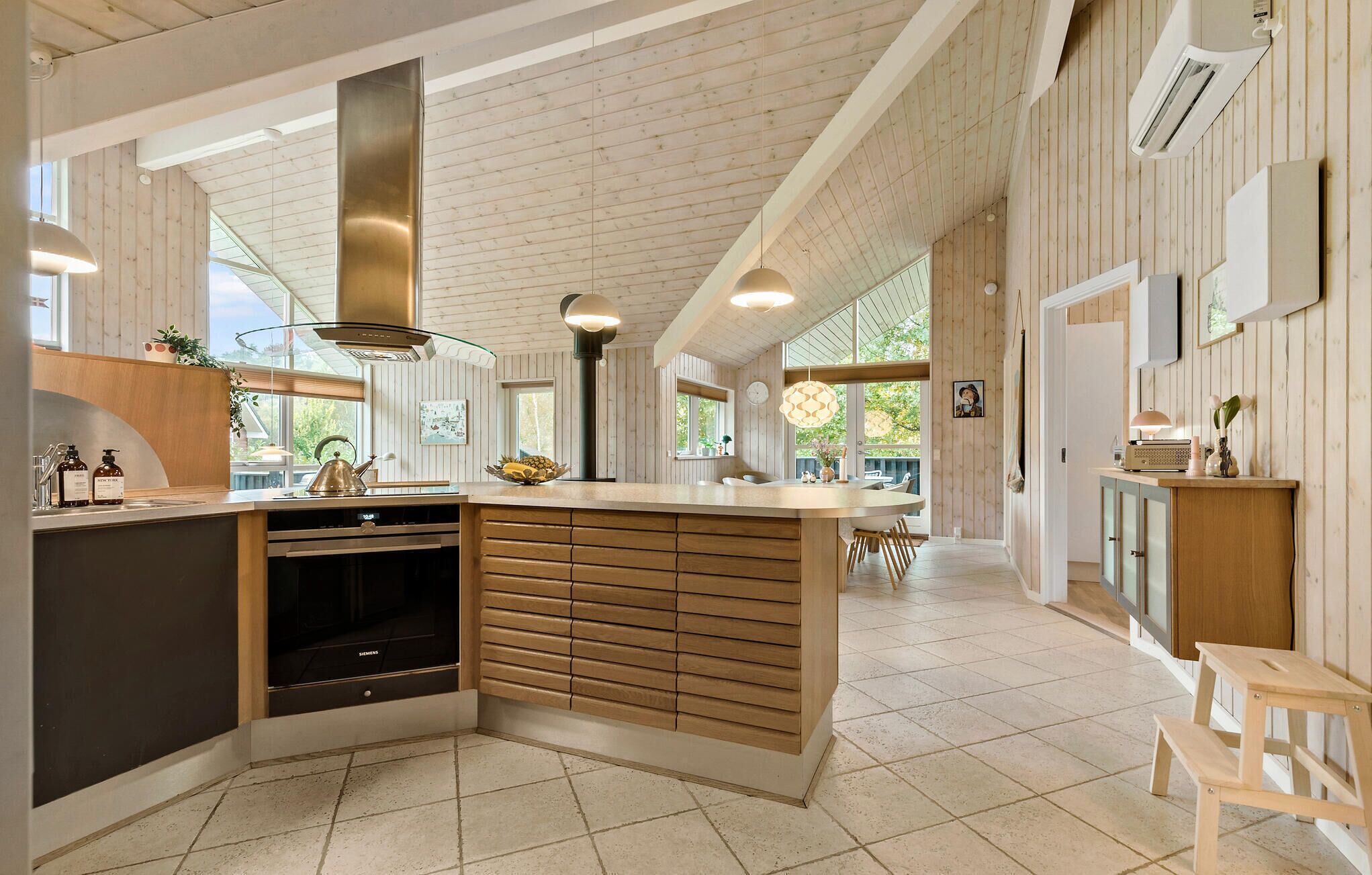 Kjøleskap, ovn, oppvaskmaskin og kaffetrakter/tekoker