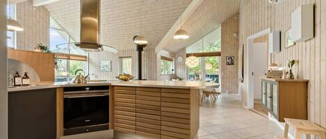 Kjøleskap, ovn, oppvaskmaskin og kaffetrakter/tekoker