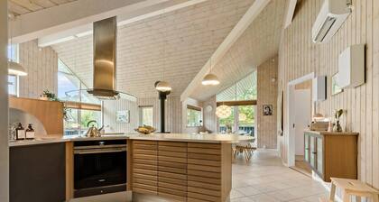 Beautiful home in Ebeltoft with WiFi