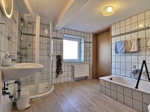 Dusche, Haartrockner, Handtücher, Seife