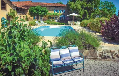 Amazing home in Suaux