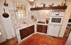 Réfrigérateur, micro-ondes, plaque de cuisson, lave-vaisselle
