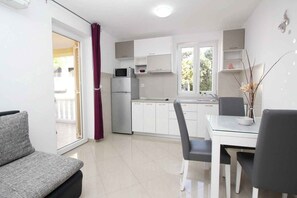 Interior - Holiday apartment with shared pool and barbecue (Baška)