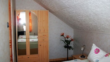 1 bedroom, bed sheets