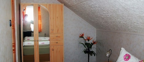 1 bedroom, bed sheets