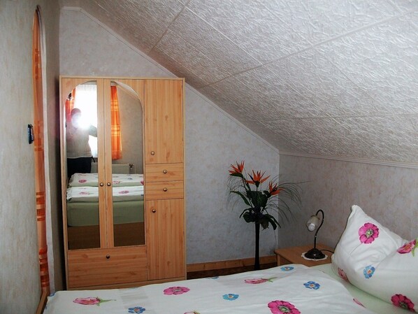 1 bedroom, bed sheets