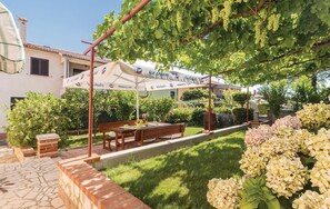 Outdoor dining - 2 bedroom amazing home in Pula (Pula)