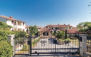 Property grounds - 2 bedroom amazing home in Pula (Pula)