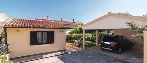 المنطقة المحيطة بالمنشأة