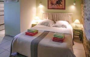 5 bedrooms, travel crib, free WiFi, bed sheets