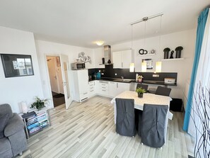 Geladeira, micro-ondas, fogão, lava-louças