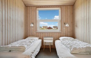 4 bedrooms, travel crib, free WiFi