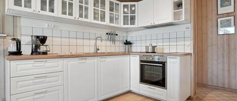 Refrigerador, parrilla de estufa, lavavajillas y cafetera y tetera