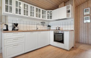 Kjøleskap, kokeplater, oppvaskmaskin og kaffetrakter/tekoker