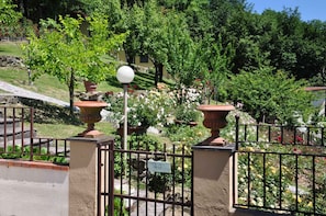 A gated area with a sign indicating it is private property. - Holiday home with panoramic views and pool (Vicchio)
