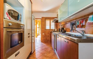 Réfrigérateur, micro-ondes, plaque de cuisson, lave-vaisselle