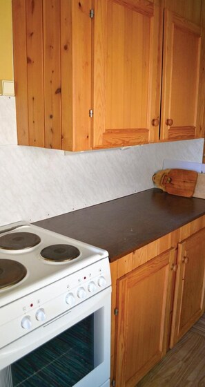 Kühlschrank, Herdplatte, Wasserkocher mit Kaffee-/Teezubehör