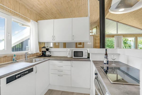 Køleskab, kogeplade, opvaskemaskine, kaffe-/temaskine