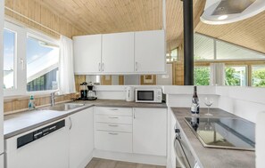 Réfrigérateur, plaque de cuisson, lave-vaisselle, cafetière/bouilloire