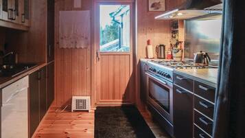 Refrigerador, parrilla de estufa, lavavajillas y cafetera y tetera