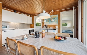Fridge, microwave, stovetop, dishwasher - 3 bedroom gorgeous home in Hejls (Hejls)