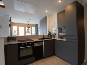 Réfrigérateur, micro-ondes, four, lave-vaisselle