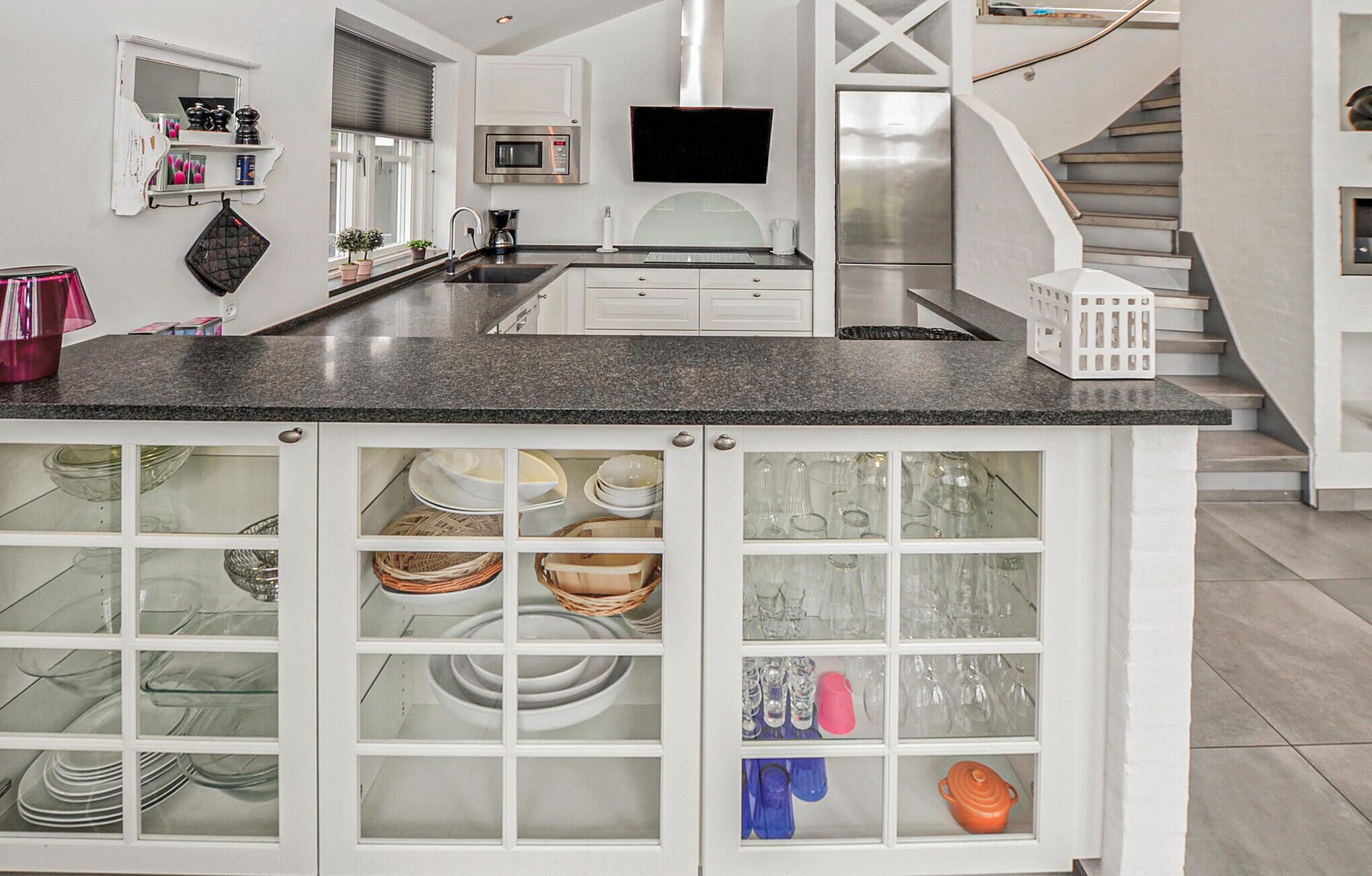 Refrigerador, parrilla de estufa, lavavajillas y cafetera y tetera 