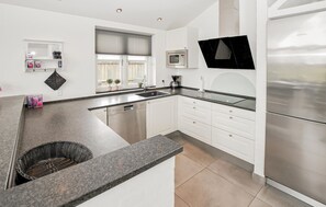 Kjøleskap, kokeplater, oppvaskmaskin og kaffetrakter/tekoker