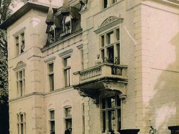 Unclassified image, 1 of 15, button