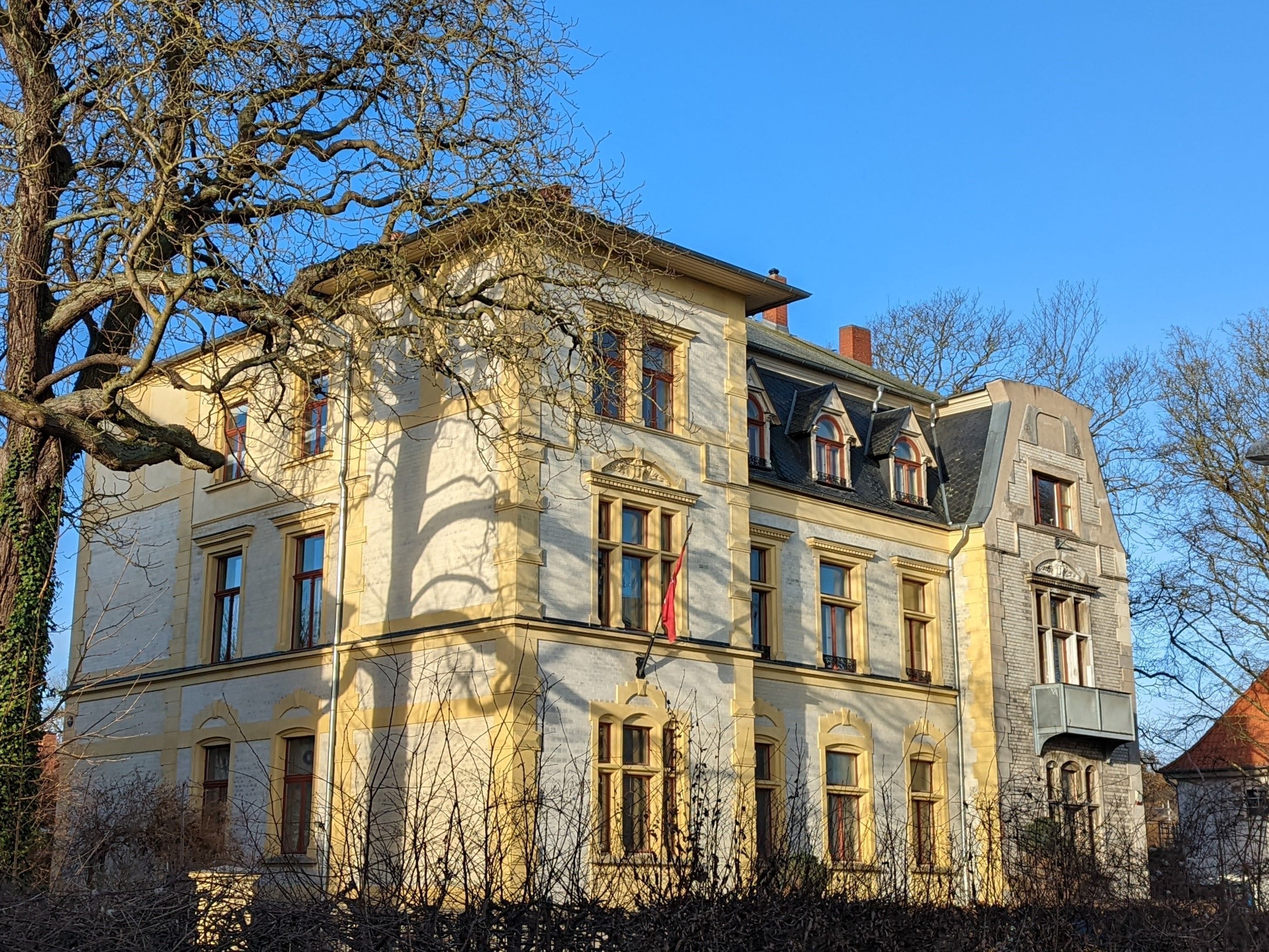 Villa aus der Gründerzeit, straßenseitig im Jahr 2024