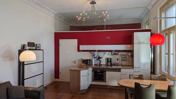 Kühlschrank, Mikrowelle, Ofen, Geschirrspüler