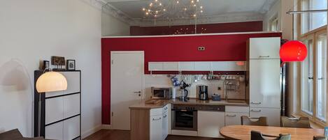 Kühlschrank, Mikrowelle, Ofen, Geschirrspüler