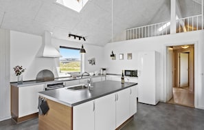 Køleskab, kogeplade, opvaskemaskine, kaffe-/temaskine