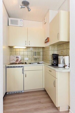 Køleskab, mikrobølgeovn, køkkentøj/tallerkener/redskaber