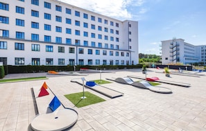 A modern building with a flat roof and multiple windows. - Lovely apartment in Binz with outdoor swimming pool (Prora/Rügen)