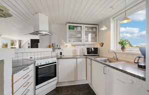 Fridge, stovetop, dishwasher, coffee/tea maker - Beautiful home in Fanø with sauna (Fanø)