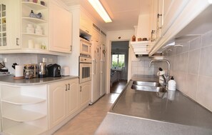 Fridge, stovetop, dishwasher, coffee/tea maker - 4 bedroom nice home in årjäng (Årjäng)