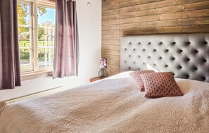 3 室のベッドルーム、旅行用ベビーベッド、WiFi (無料)、ベッドシーツ