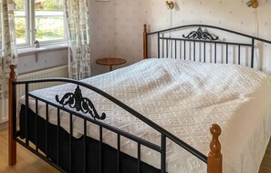3 bedrooms, travel cot, free WiFi, bed sheets