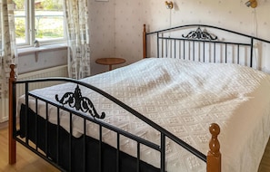 3 bedrooms, travel crib, free WiFi, bed sheets