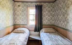 3 bedrooms, travel cot, free WiFi, bed sheets