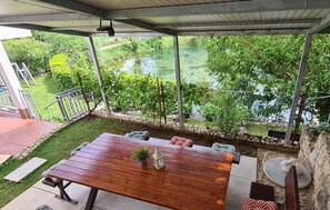 Outdoor dining - Lovely home in Grab with WiFi (Grab)